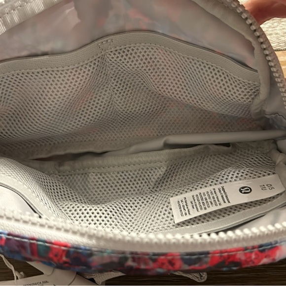 Lululemon Crossbody anywhere beltbag NWT - Picture 5 of 6